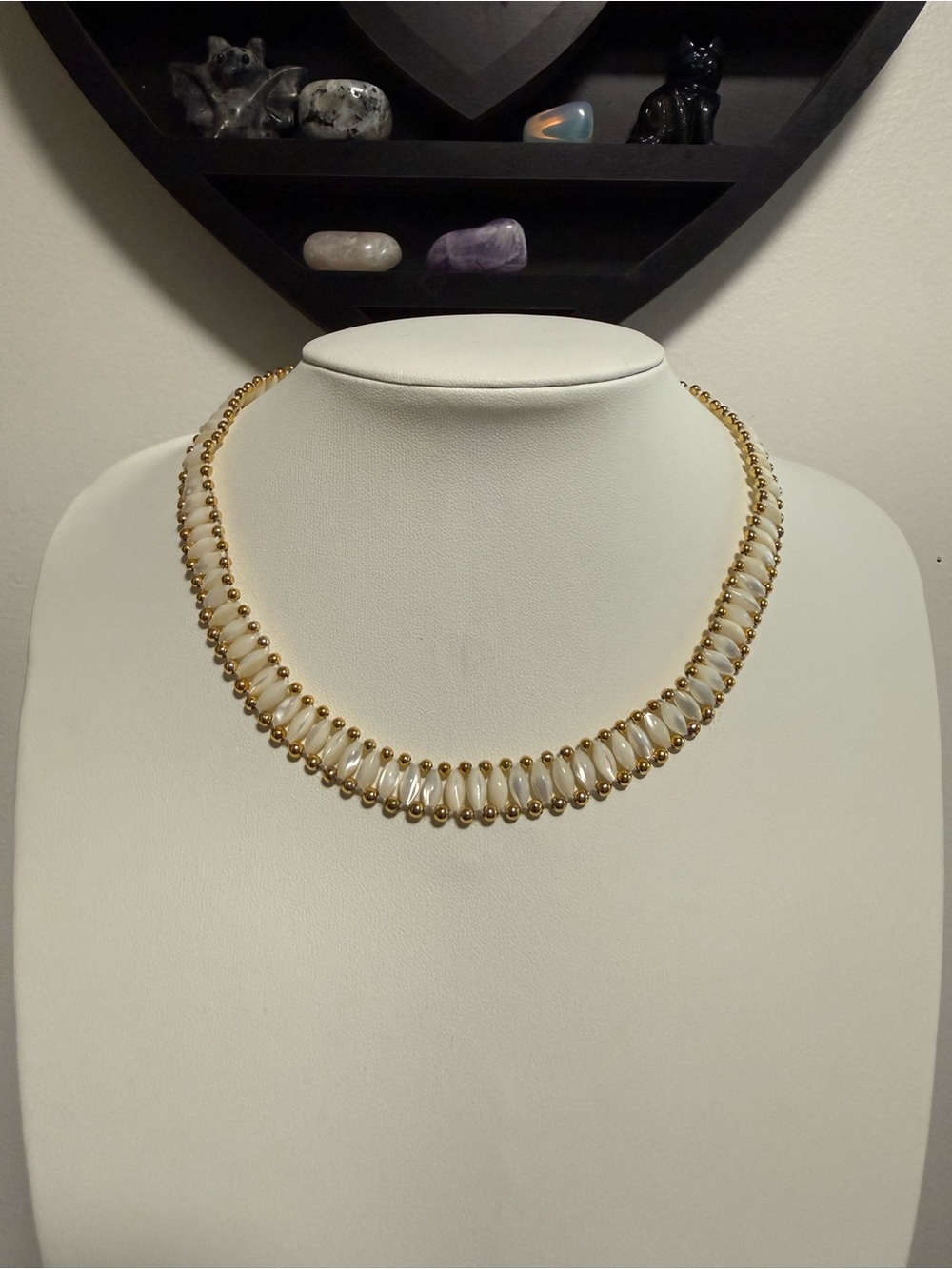 Elegant Gold and Pearlescent White Necklace
